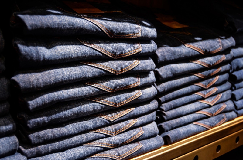 magasin-PEILLE-min_jeans_pants_blue_shop_shopping_shelf_exhibition_buy-940702